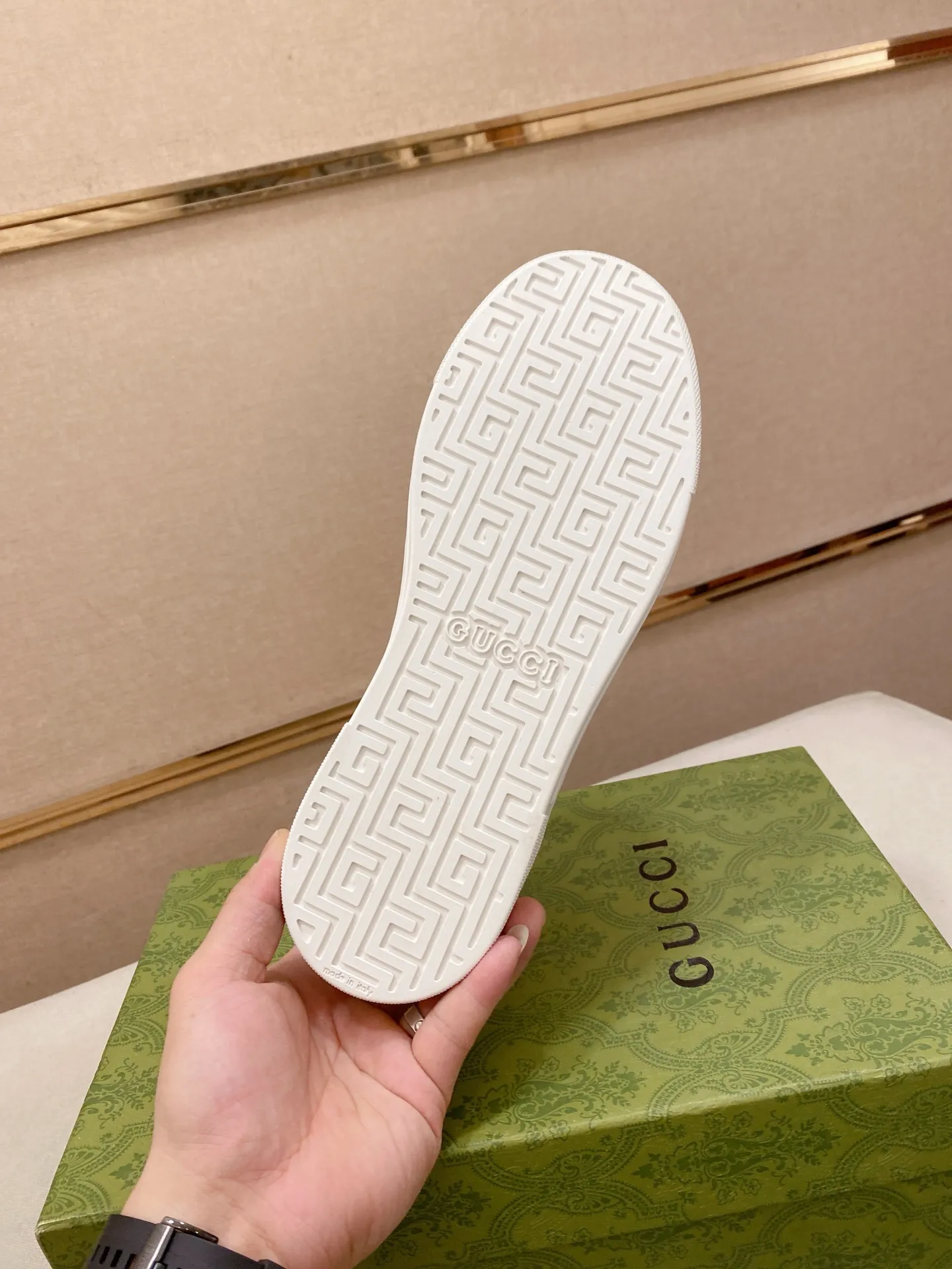 Factory price: 480💰 (GUCCI) The latest model from the official website 🎁🎁Casual and fashionable men's shoes👟, hot style 💥The version is simple and elegant, exclusive for trendy men. Unique official website latest brand elements 👑Gucci original decoration, fashionable and generous, the fabric is original cowhide ✅sheepskin lining, the official website specifies wear-resistant casual outsole, the classic model is taken in kind at the counter🎬38-44 (45 is not returned or exchanged)